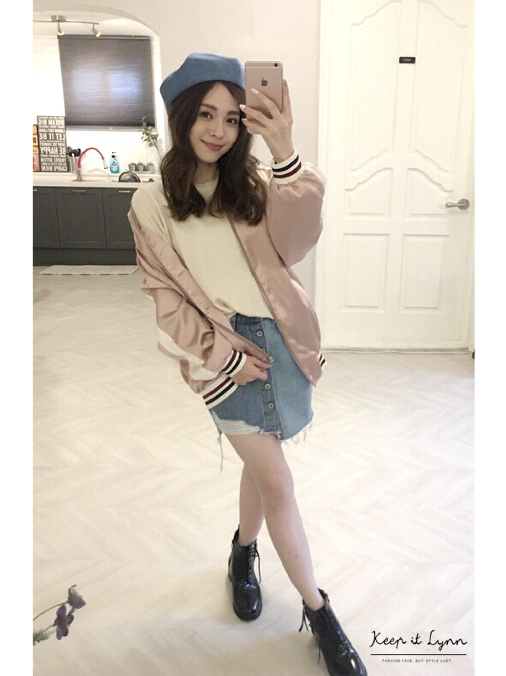 ピンク系のスタジャンを着用したレディースの春コーディネートの1枚目の写真