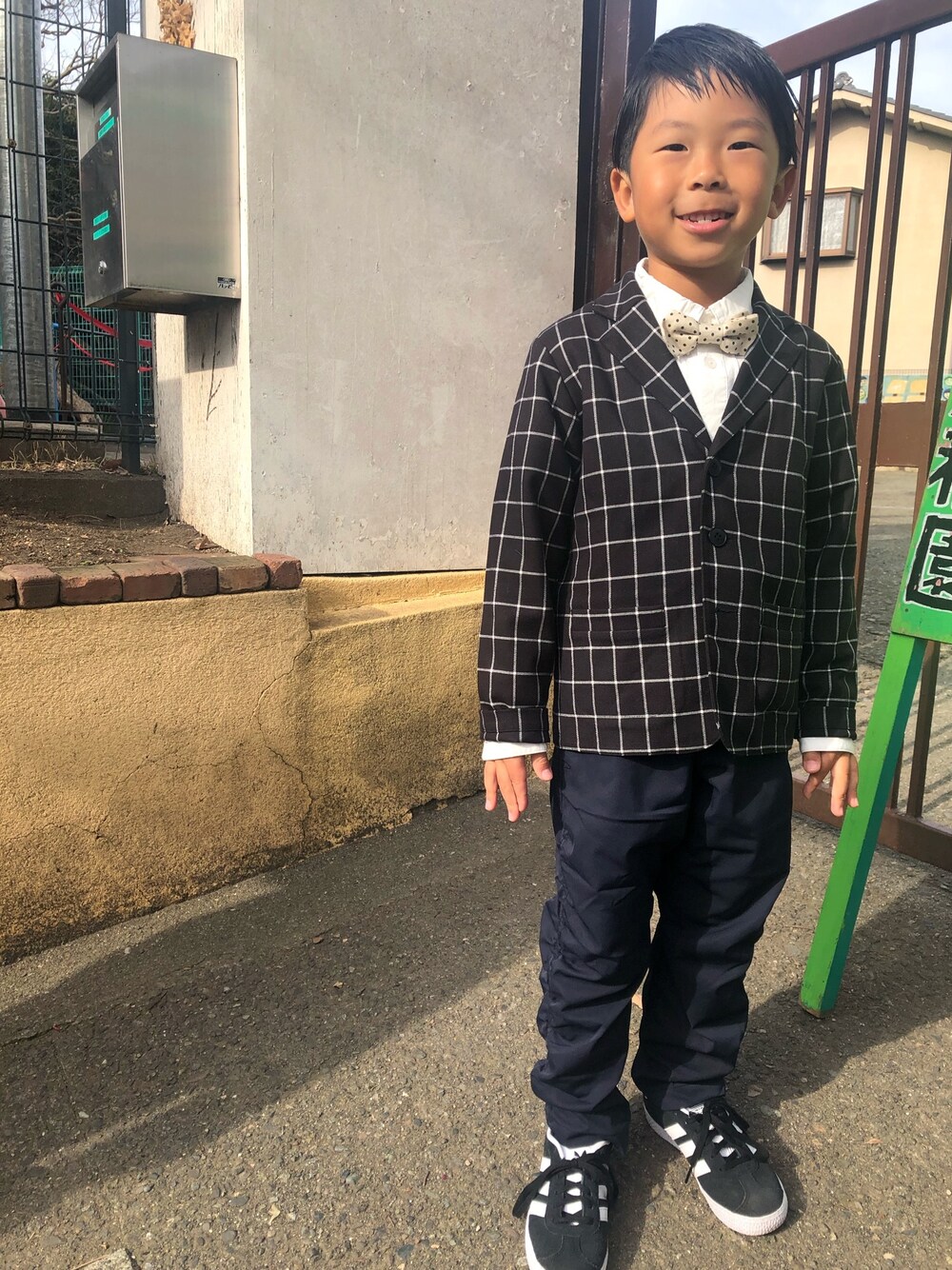「パンツスタイル、卒園式、卒園式コーデ、卒園式 kids、ラフ、おしゃれさんと繋がりたい、シンプルコーデ、キッズコーデ、キッズファッション」｜「agnes b.のアイテム（ジャケット/アウター、ブラック系）」を使った、shiiiiiさん（キッズ・120cm）の春コーディネートの1枚目の写真