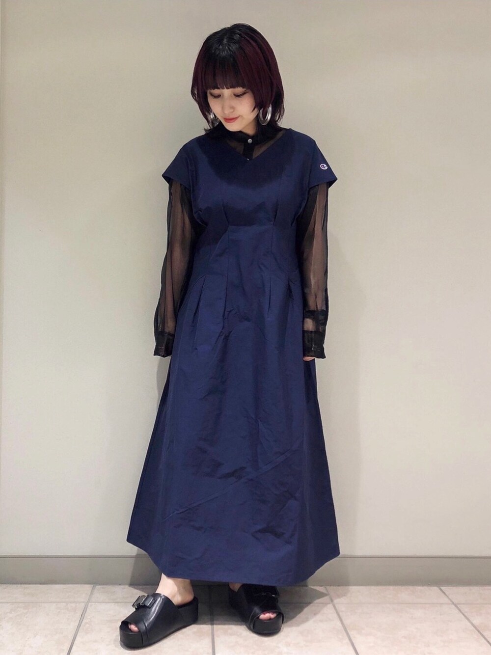 「おしゃれさんと繋がりたい、オトナカジュアル、レイヤードスタイル、低身長、ワンピース、シアーシャツ、JEANASiS」｜「Championのチャンピオンタフタワンピース/876811（ワンピース、ブルー系）」を使った、サオリ(jeanasis)さん（レディース・154cm）の春コーディネートの1枚目の写真