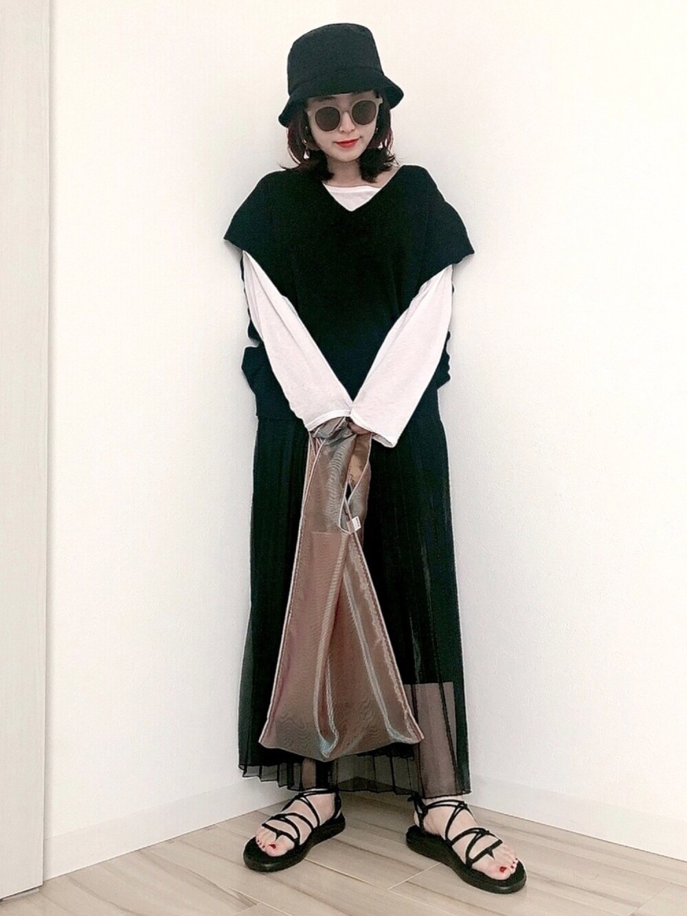 「春夏コーデ、今日のコーデ、低身長、おうちファッション、JEANASiS、jeanasisスタッフスタイリング、オールブラック、トートバッグ、バケットハット」｜「JEANASISの14GソウバリBIGベスト/878474（ベスト、ブラック系）」を使った、サオリ(jeanasis)さん（レディース・154cm）の春コーディネートの1枚目の写真