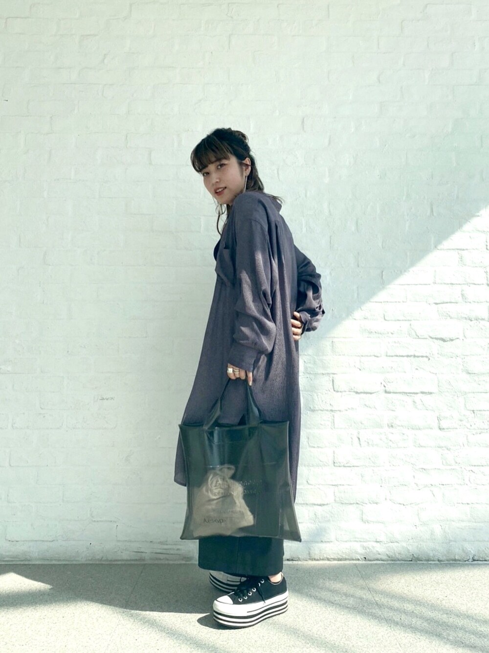 「JEANASiS、ジーナシス、シャツスタイル、レイヤードスタイル、ワントーンコーデ、低身長、スニーカー、コンバース、おしゃれさんと繋がりたい、ootd」｜「JEANASISのムジガラロングシャツLS/886914（シャツ/ブラウス、ホワイト系）」を使った、サオリ(jeanasis)さん（レディース・154cm）の夏コーディネートの1枚目の写真