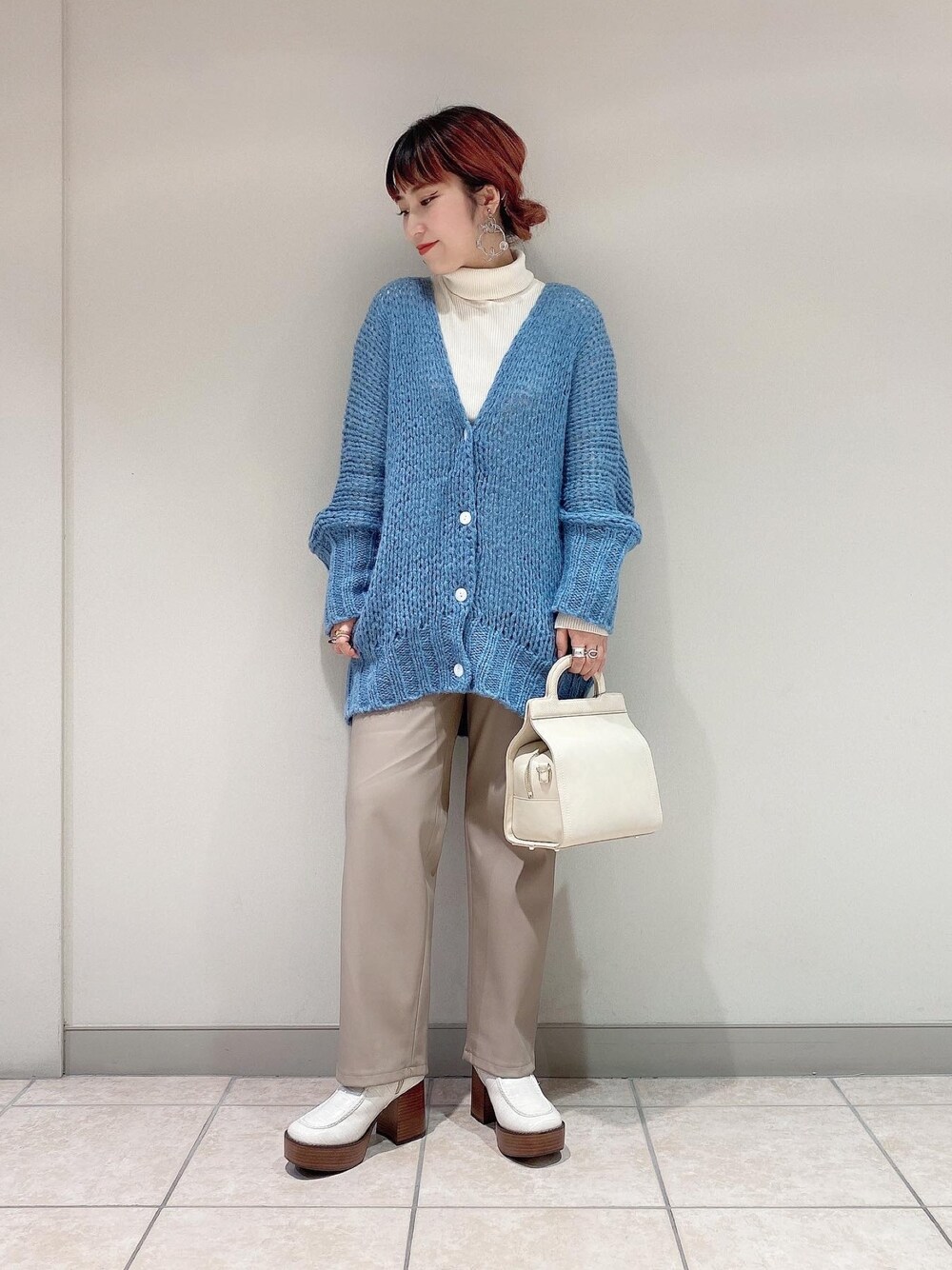 「JEANASiS、どう着るjeanasis、こう着るjeanasis、シンプルコーデ、ワントーンコーデ、レイヤードスタイル、低身長、レザーパンツ、カーディガン」｜「JEANASISの2GエアリーモヘアVカーディガン/919545（ニット/セーター、ブルー系）」を使った、サオリ(jeanasis)さん（レディース・154cm）の秋コーディネートの1枚目の写真