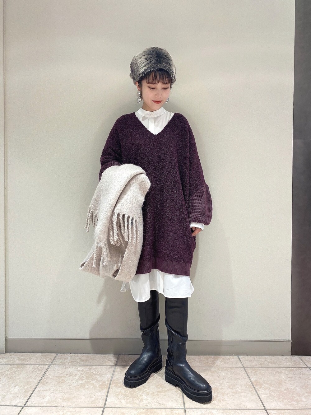 「大人カジュアル、チュニック、ニット、スキニーデニム、ロングブーツ、シンプル、着痩せコーデ、ジーナシス」｜「JEANASISのブークレドッキングチュニックプルオーバー/924088（ニット/セーター、パープル系）」を使った、サオリ(jeanasis)さん（レディース・154cm）の秋コーディネートの1枚目の写真