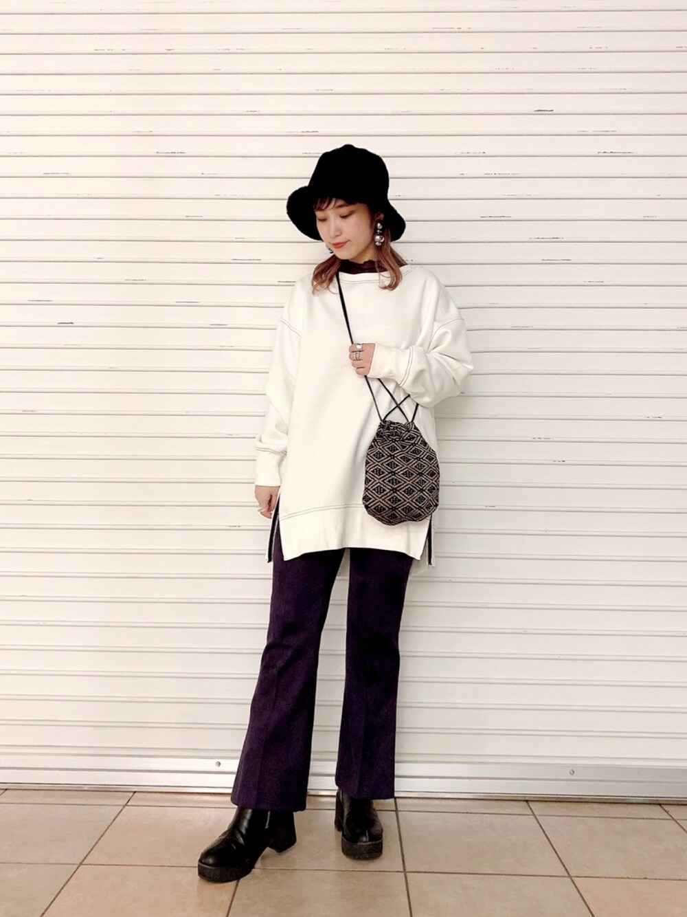 「カジュアルコーデ、休日スタイル、ootd、冬コーデ、低身長コーデ、JEANASiS、ジーナシス、レイヤードスタイル」｜「JEANASISのダンボールステッチBIGプルオーバー/924749（スウェット、ホワイト系）」を使った、サオリ(jeanasis)さん（レディース・154cm）の秋コーディネートの1枚目の写真