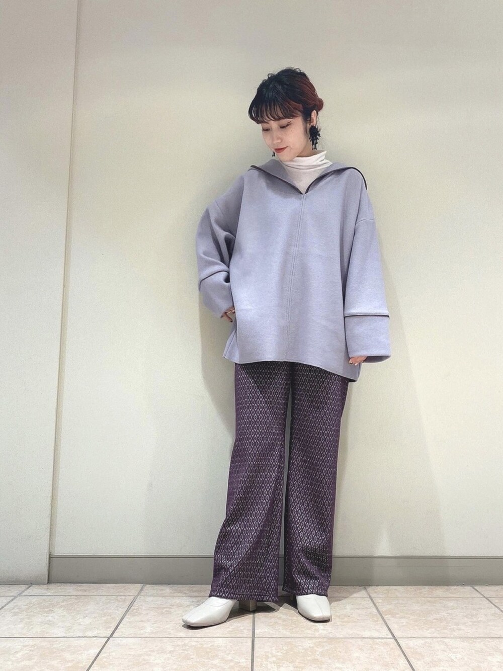 「シンプルコーデ、ワントーンコーデ、フーディー、パープル、紫、レイヤードスタイル、ブーツ、大人カジュアル、ジーナシス、マイベストコーデ2020」｜「JEANASISのアッシュクリバーフーディ/925786（パーカー、パープル系）」を使った、サオリ(jeanasis)さん（レディース・154cm）の冬コーディネートの1枚目の写真