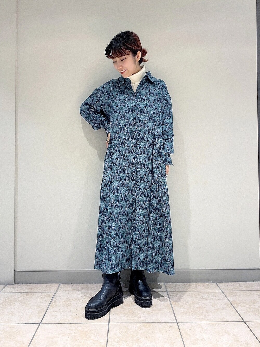 「ロングブーツ、年末WEAR感謝祭、オトナカジュアル、ワンピース、クリスマス、レイヤード、マイベストコーデ2020、ジーナシス、低身長」｜「JEANASISのガラカラーフレアワンピース/926418（ワンピース、グリーン系）」を使った、サオリ(jeanasis)さん（レディース・154cm）の冬コーディネートの1枚目の写真