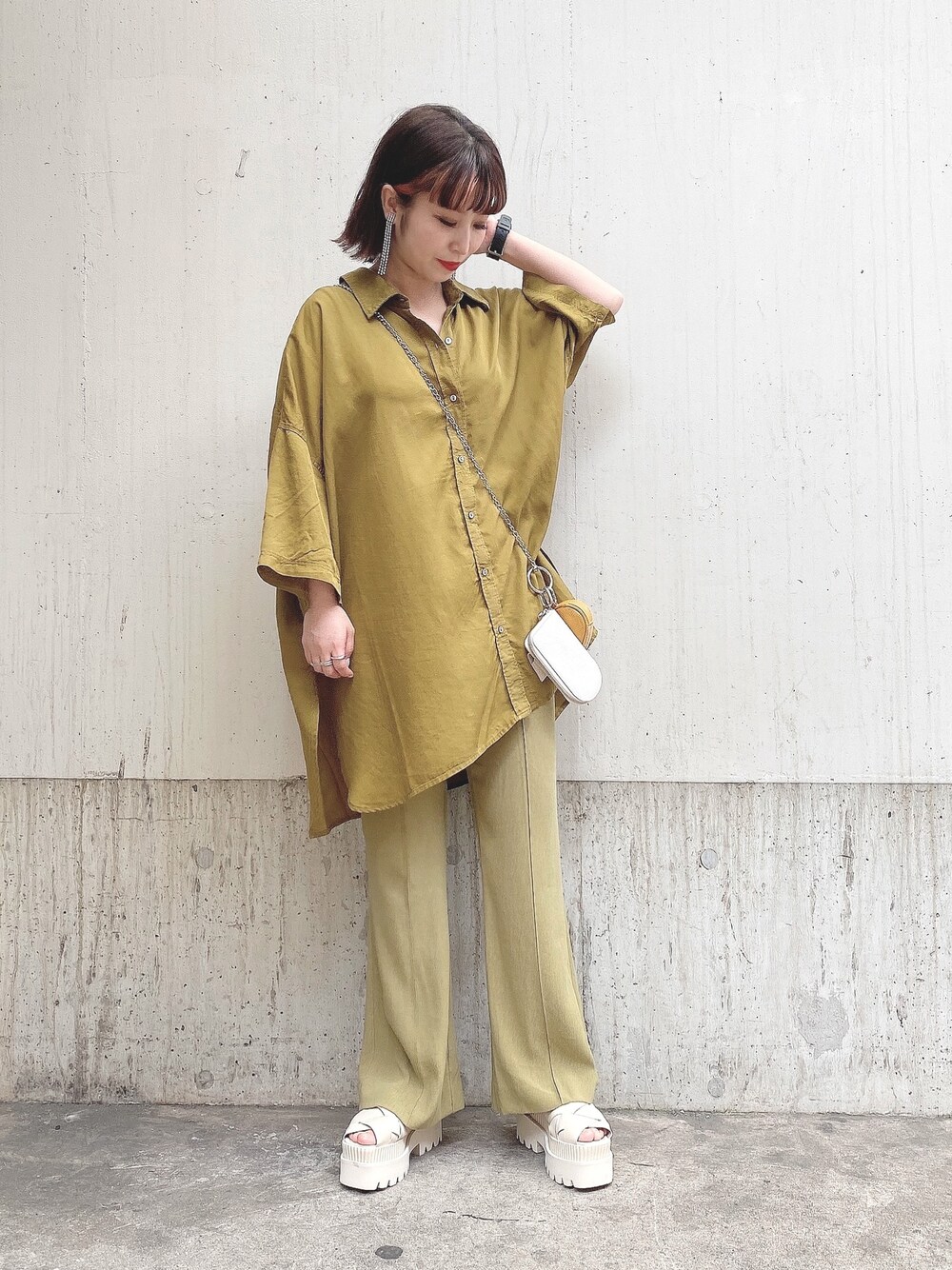 「ジーナシスト、ジーナシス、シンプルコーデ、カジュアル、休日コーデ、夏コーデ、ワントーンコーデ、シャツスタイル、ootd」｜「JEANASISのテンセルツイルビッグシャツSS/951750（シャツ/ブラウス、イエロー系）」を使った、サオリ(jeanasis)さん（レディース・154cm）の春コーディネートの1枚目の写真
