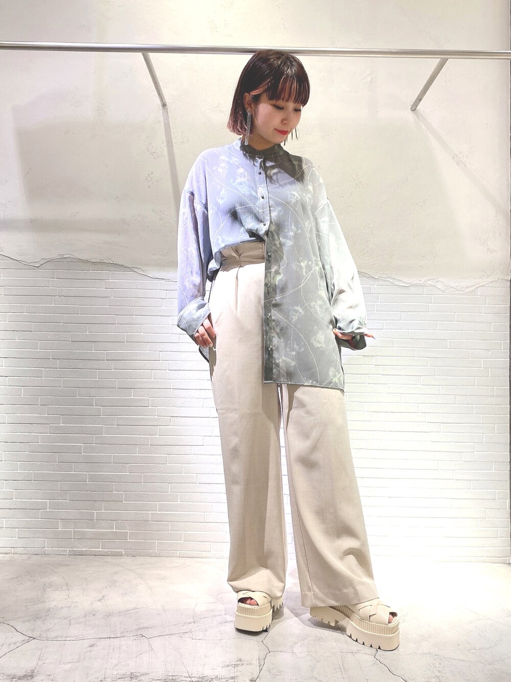 「休日コーデ、ジーナシス、シャツスタイル、カラーパンツ、シアーシャツ、大人カジュアル」｜「JEANASISのマーブルガラバンドカラーシャツ/947709（シャツ/ブラウス、グリーン系）」を使った、サオリ(jeanasis)さん（レディース・154cm）の春コーディネートの1枚目の写真