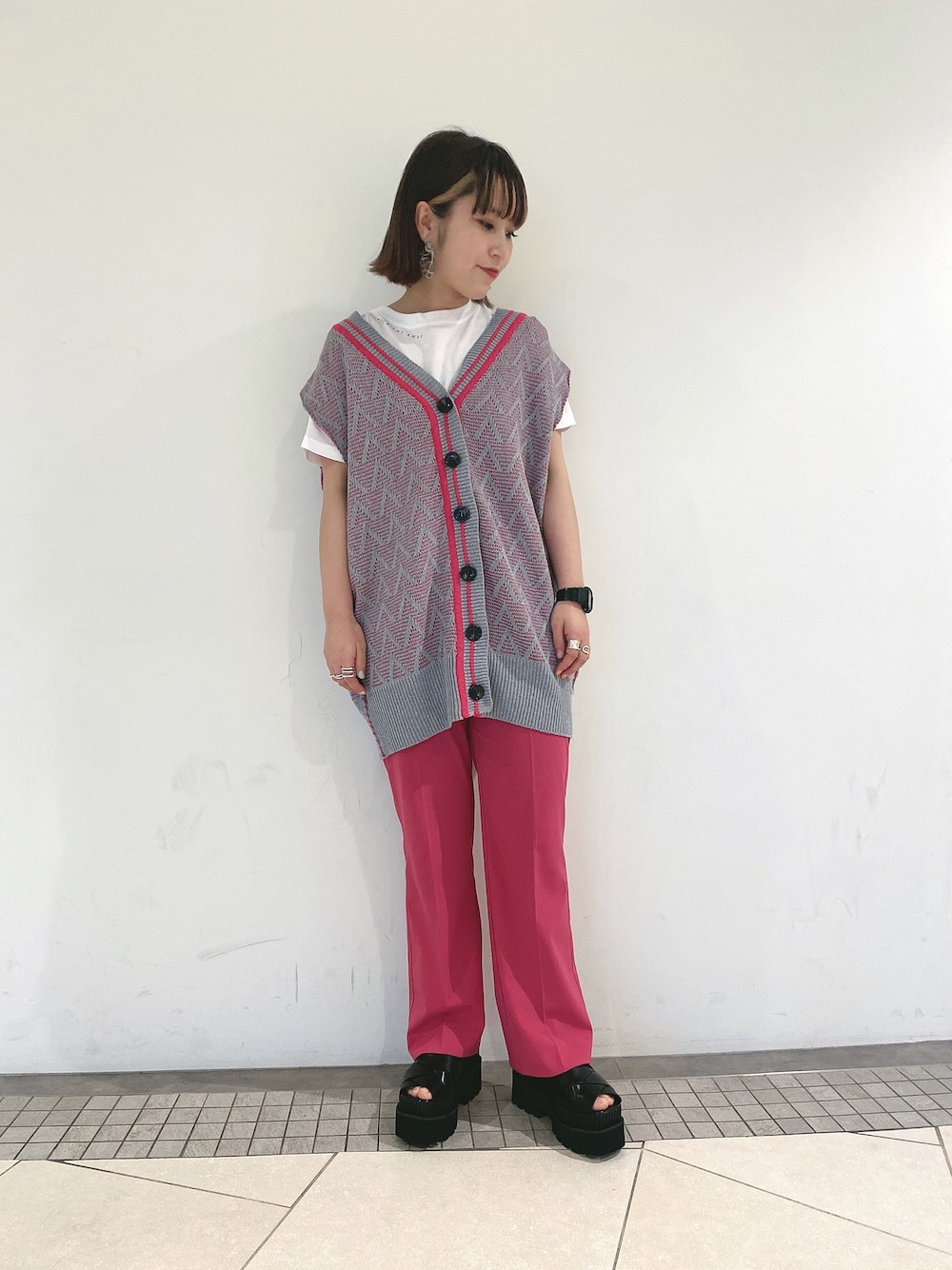 「大人カジュアル、レイヤードスタイル、レイヤード、ジーナシス、ベスト、ベストスタイル、２ＷＡＹ、カラーパンツ」｜「JEANASISの7Gジャガード2WAYベスト（ベスト、グレー系）」を使った、サオリ(jeanasis)さん（レディース・154cm）の春コーディネートの1枚目の写真
