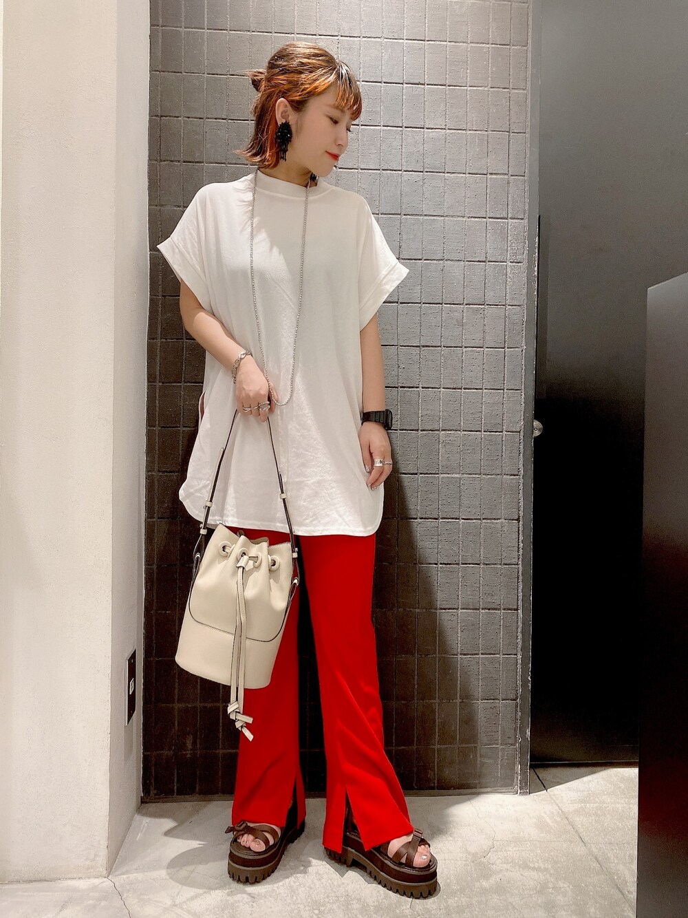 「これが私をアゲる服、オトナカジュアル、リラックススタイル、休日スタイル、カラーパンツ、ジーナシス、サンダル」｜「JEANASISのシャロークルーネックラウンドヘムTEE/892577（Tシャツ/カットソー、ホワイト系）」を使った、サオリ(jeanasis)さん（レディース・154cm）の春コーディネートの1枚目の写真