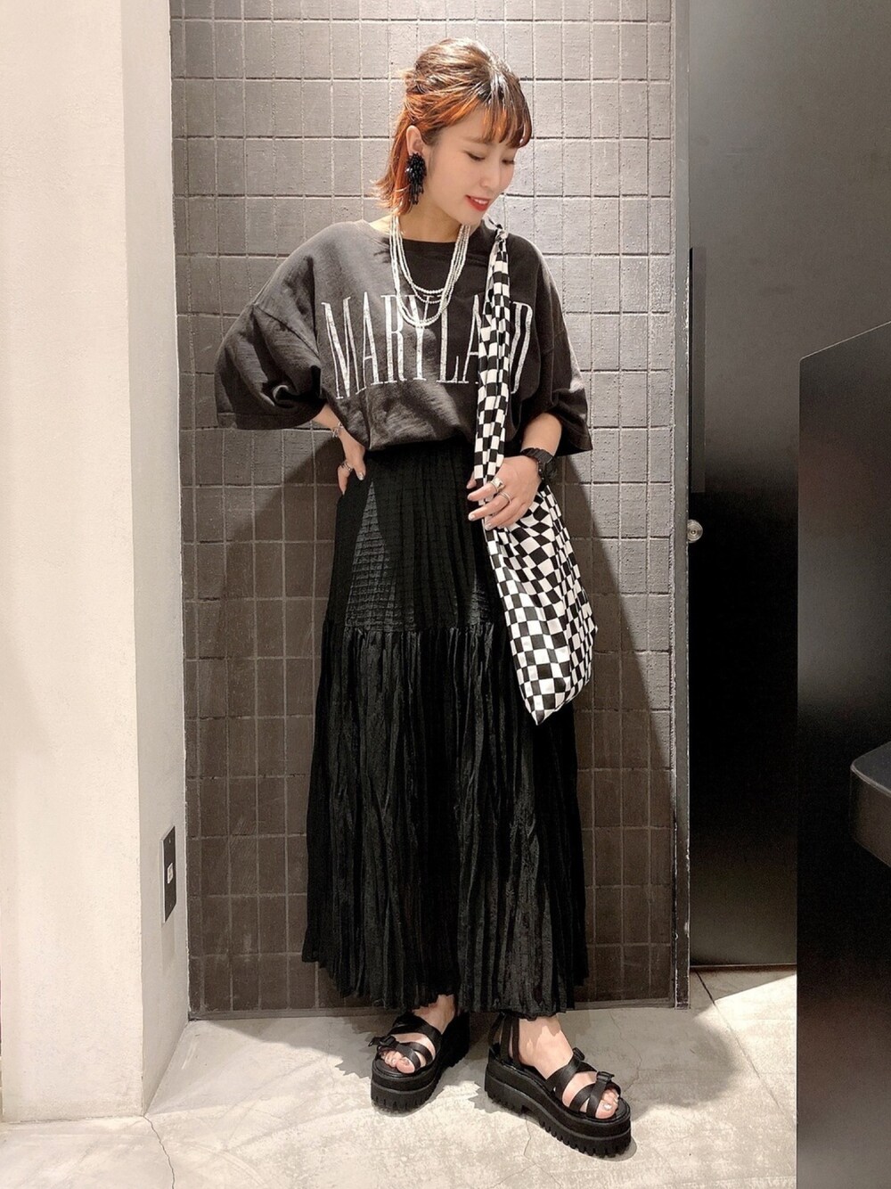 「オトナカジュアル、カジュアル、スカート、モノトーン、ロゴT、BEAMS、ジーナシス、ワントーンコーデ、これが私をアゲる服」｜「JEANASISのUSEDロゴBIGTEE/952794（Tシャツ/カットソー、ブラック系）」を使った、サオリ(jeanasis)さん（レディース・154cm）の春コーディネートの1枚目の写真