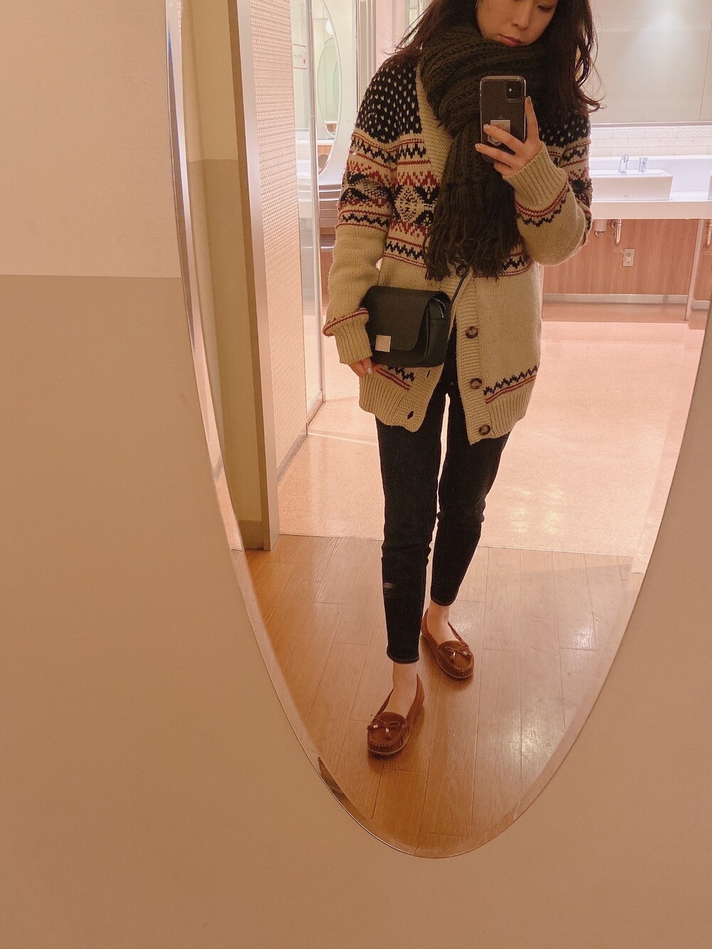 「年末WEAR感謝祭、休日スタイル、カジュアル、オトナカジュアル、プチプラ、しまむら、zozoデニム、高身長女子」｜「H&Mのアイテム（ショルダーバッグ、グリーン系）」を使った、kanaさん（レディース・170cm）の冬コーディネートの1枚目の写真