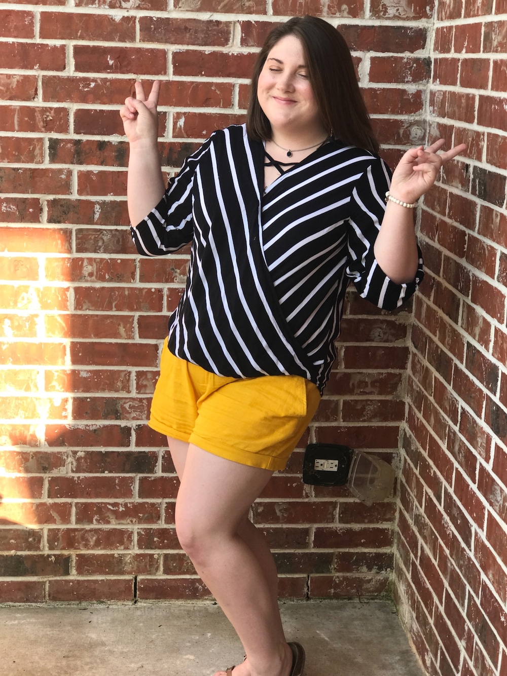 「girl、linen、stripe、business casual」｜「Ava & Viaのアイテム（トップス、ブラック系）」を使った、Livy さん（レディース・165cm）の夏コーディネートの1枚目の写真