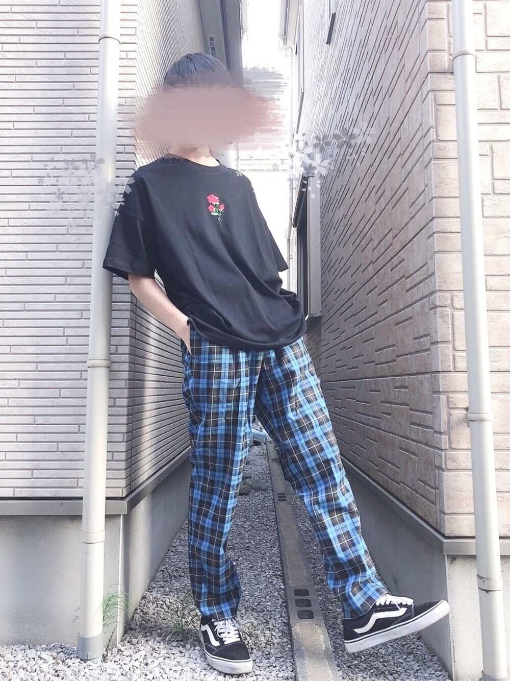 「夏コーデ、きれいめカジュアル、低身長、オーバーサイズ、チェックパンツ、薔薇、スニーカー、VANS、HARE、カジュアル」｜「HAREのタータンチェックパンツ(HARE)（その他パンツ、ブルー系）」を使った、Manato「U170」さん（メンズ・168cm）の夏コーディネートの1枚目の写真