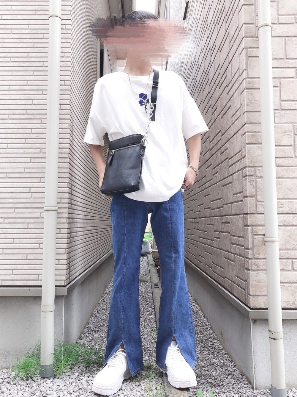 「夏だ！Tシャツ着よう！、夏コーデ、オーバーサイズ、カジュアルコーデ、きれいめカジュアル、デニム、フレアパンツ、ダッドスニーカー、サコッシュ、Tシャツ」｜「HAREのデザインチェーンネックレス(HARE)（ネックレス、シルバー系）」を使った、Manato「U170」さん（メンズ・168cm）の夏コーディネートの1枚目の写真