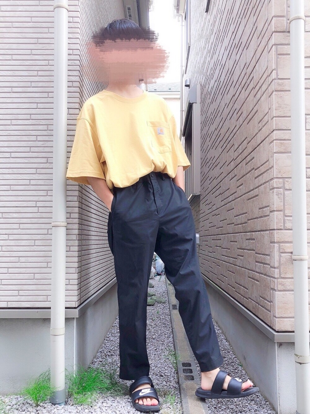 「夏コーデ、シンプル、オーバーサイズ、ラフ、サンダル、ワイドパンツ、ロゴT、carhartt、差し色、ゆるコーデ」｜「Carharttの[Carhartt カーハート] SHORT SLEEVE WORKWEAR POCKET T-SHIRT ポケット付きTシャツ（Tシャツ/カットソー、イエロー系）」を使った、Manato「U170」さん（メンズ・168cm）の夏コーディネートの1枚目の写真