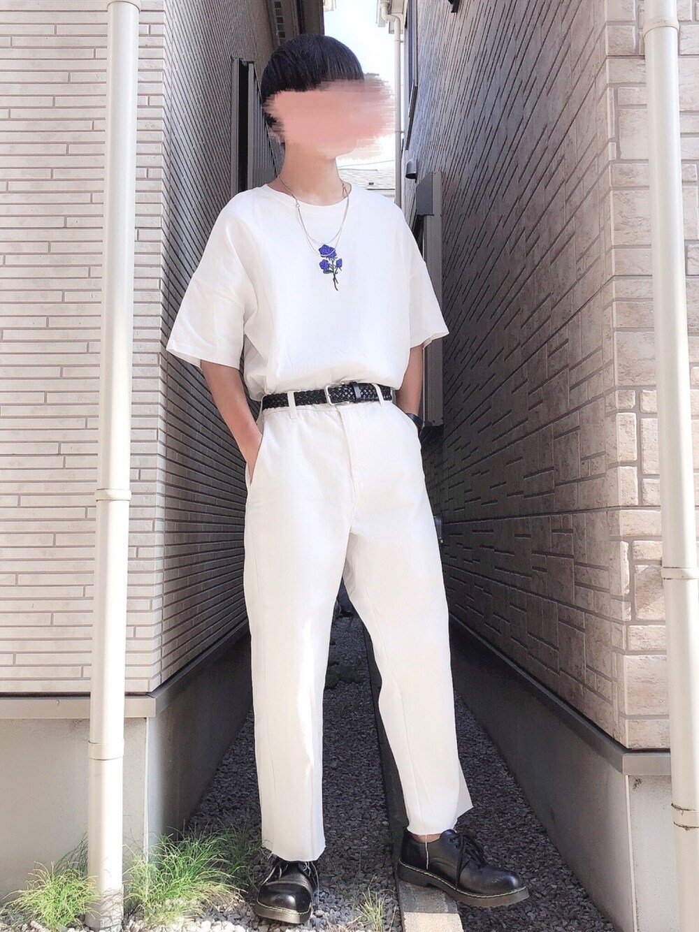 「休日スタイル、ビッグT、タックイン、白パンツ、デニム、革靴、大人カジュアル、きれいめカジュアル、白Tシャツ、オールホワイト」｜「HAREのデザインチェーンネックレス(HARE)（ネックレス、シルバー系）」を使った、Manato「U170」さん（メンズ・168cm）の夏コーディネートの1枚目の写真