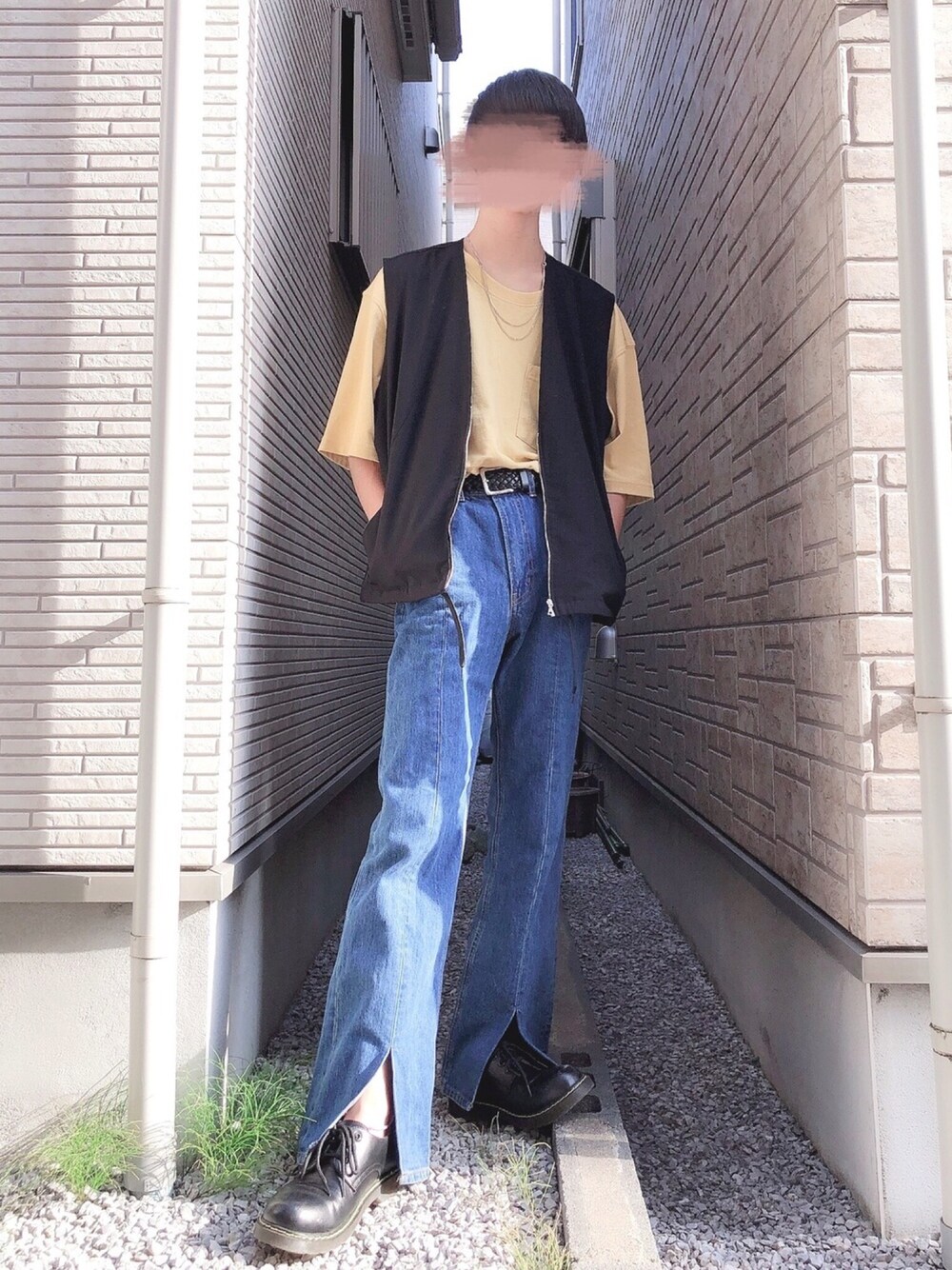 「休日スタイル、大人カジュアル、オーバーサイズ、レイヤードスタイル、ベスト、ビッグT、タックイン、フレアパンツ、デニム、革靴」｜「HAREのデザインチェーンネックレス(HARE)（ネックレス、シルバー系）」を使った、Manato「U170」さん（メンズ・168cm）の夏コーディネートの1枚目の写真