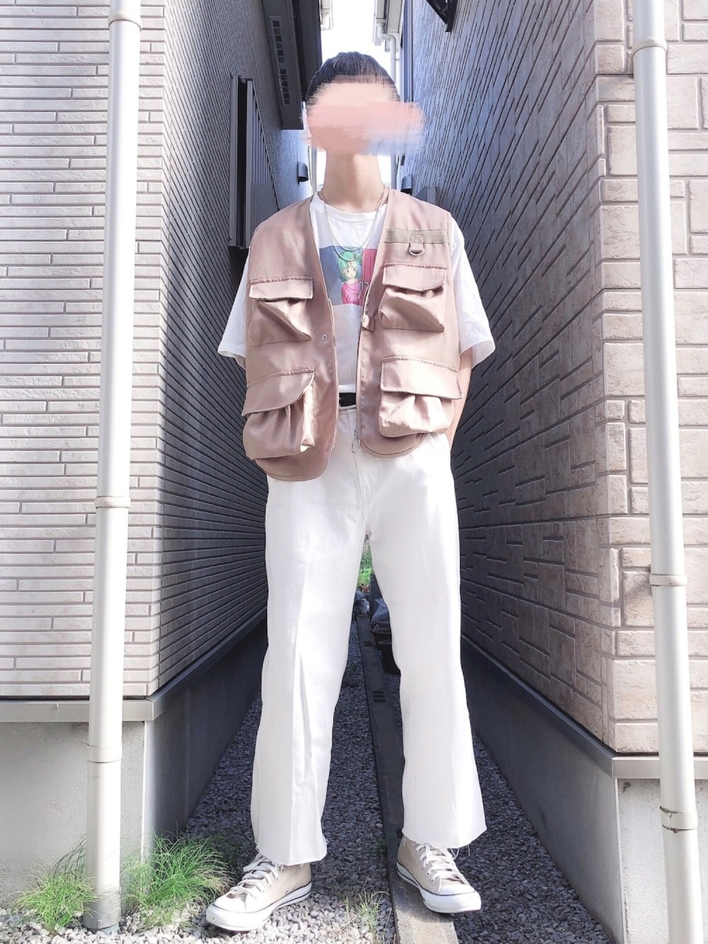 「休日スタイル、カジュアル、白Tシャツ、プリントT、フィッシングベスト、オールホワイト、ベージュ、kutir、ベスト、レイヤードスタイル」｜「HAREのデザインチェーンネックレス(HARE)（ネックレス、シルバー系）」を使った、Manato「U170」さん（メンズ・168cm）の秋コーディネートの1枚目の写真
