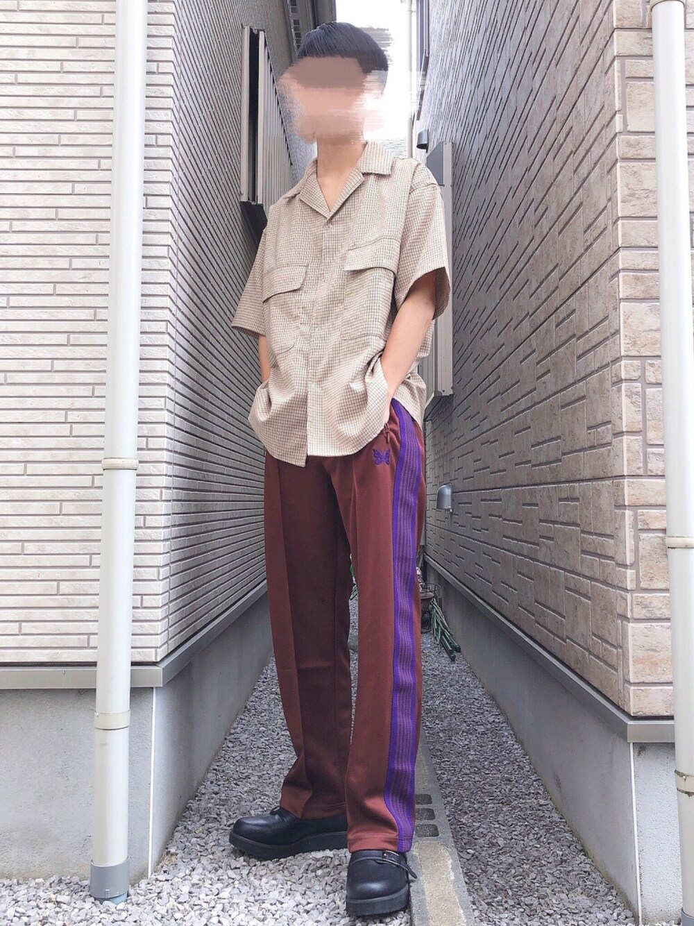 「シンプル、カジュアル、チェックシャツ、トラックパンツ、ワントーンコーデ、秋コーデ、休日コーデ、NEEDLES、My/kan、RAGEBLUE」｜「My/kanのMy/kan Wフラップオープンカラーシャツ（シャツ/ブラウス、ブラウン系）」を使った、Manato「U170」さん（メンズ・168cm）の秋コーディネートの1枚目の写真