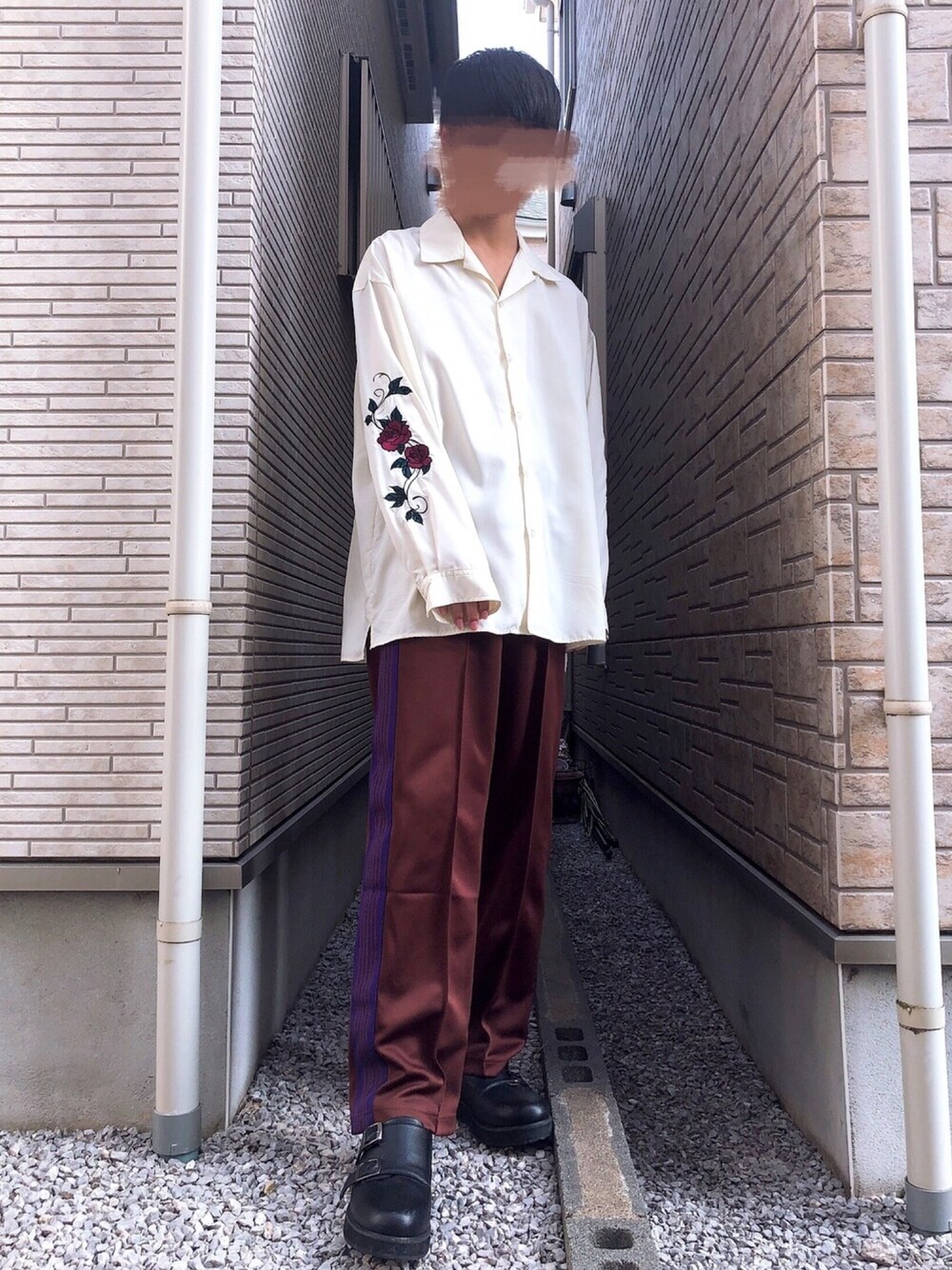 「シンプル、カジュアル、トラックパンツ、オープンカラーシャツ、秋コーデ、シャツスタイル、HARE、NEEDLES、RAGEBLUE、薔薇」｜「HAREのソデシシュウシャツ(HARE)（シャツ/ブラウス、ホワイト系）」を使った、Manato「U170」さん（メンズ・168cm）の秋コーディネートの1枚目の写真