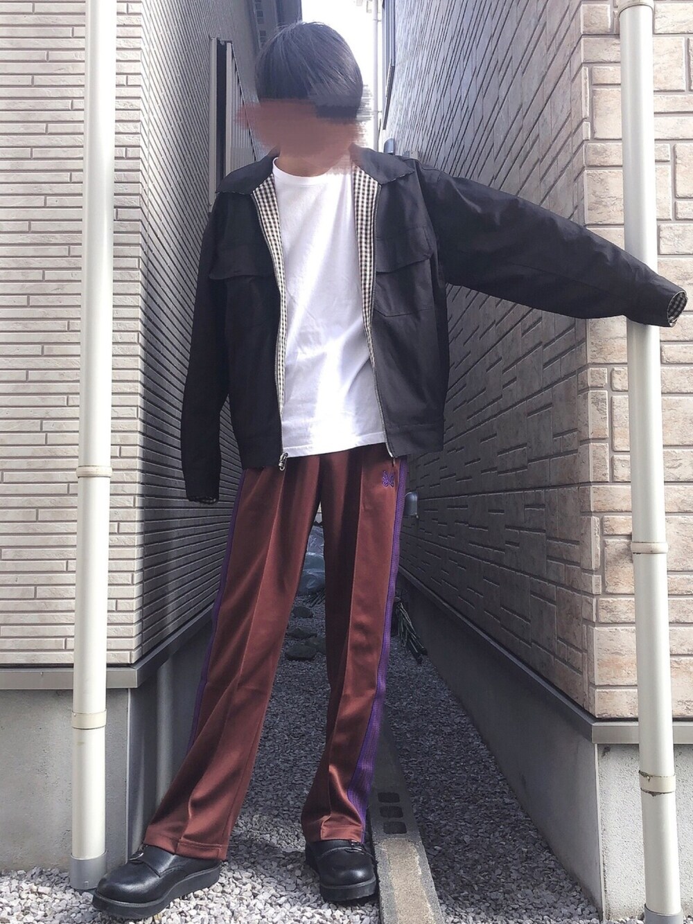 「シンプル、きれいめカジュアル、休日コーデ、スイングトップ、トラックパンツ、白Tシャツ、ブラウン、秋コーデ、NEEDLES、低身長」｜「UNIQLOのクルーネックT（半袖）（Tシャツ/カットソー、ホワイト系）」を使った、Manato「U170」さん（メンズ・168cm）の秋コーディネートの1枚目の写真