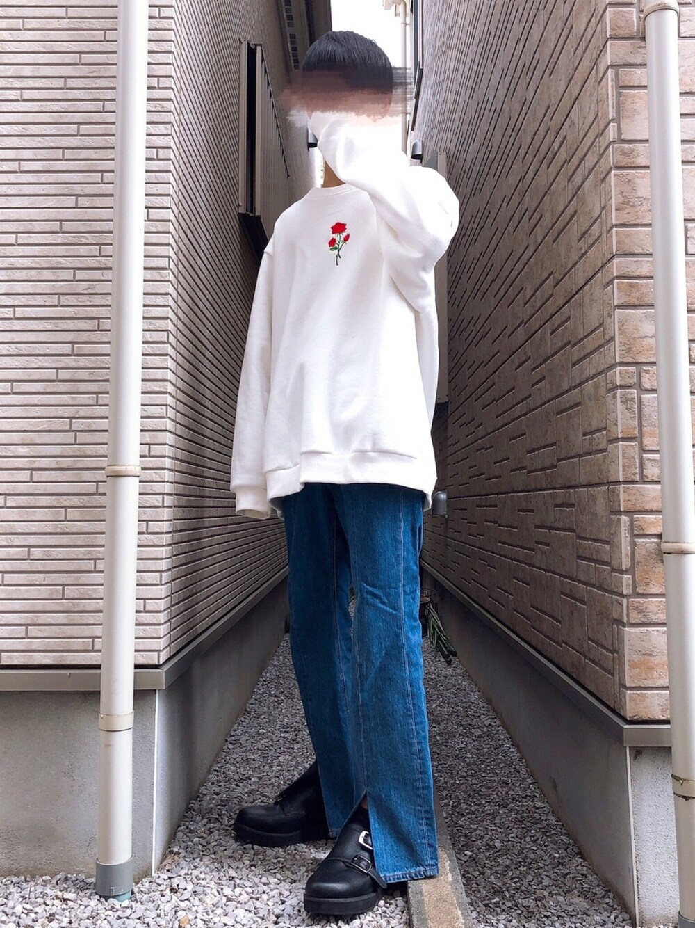 「秋コーデ、シンプル、スウェット、デニム、フレアパンツ、オーバーサイズ、COOOPER、HARE、きれいめカジュアル、薔薇」｜「HAREのセンタースリットデニムフレアパンツ(HARE)（デニムパンツ、ブルー系）」を使った、Manato「U170」さん（メンズ・168cm）の秋コーディネートの1枚目の写真