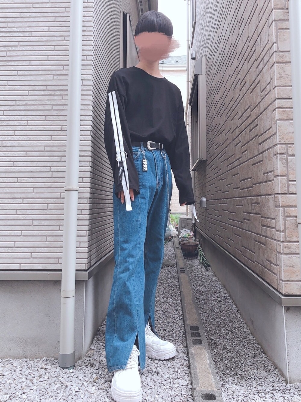 「きれいめカジュアル、デニム、オーバーサイズ、ロンT、タックイン、フレアデニム、ダッドスニーカー、youthloser、ウォレットチェーン、キーホルダー」｜「HAREのウエスタンベルト(HARE)（ベルト、ブラック系）」を使った、Manato「U170」さん（メンズ・168cm）の秋コーディネートの1枚目の写真