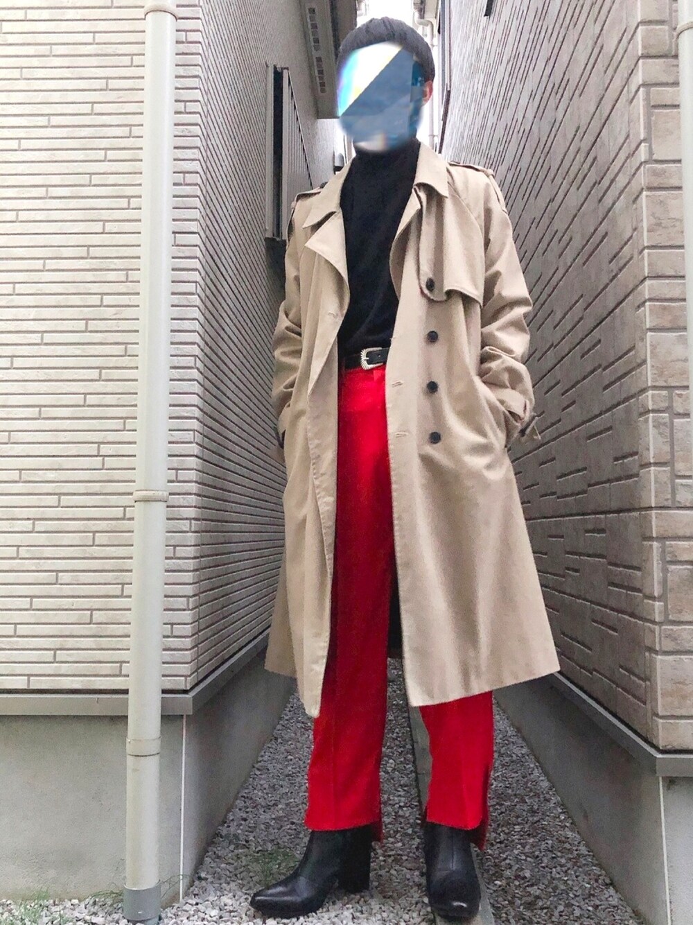 「秋冬コーデ、秋コーデ、トレンチコート、タートルネック、タックイン、スリットパンツ、ヒールブーツ、オトナカジュアル、GU、レッド」｜「GUのアイテム（Tシャツ/カットソー、ブラック系）」を使った、Manato「U170」さん（メンズ・168cm）の秋コーディネートの1枚目の写真
