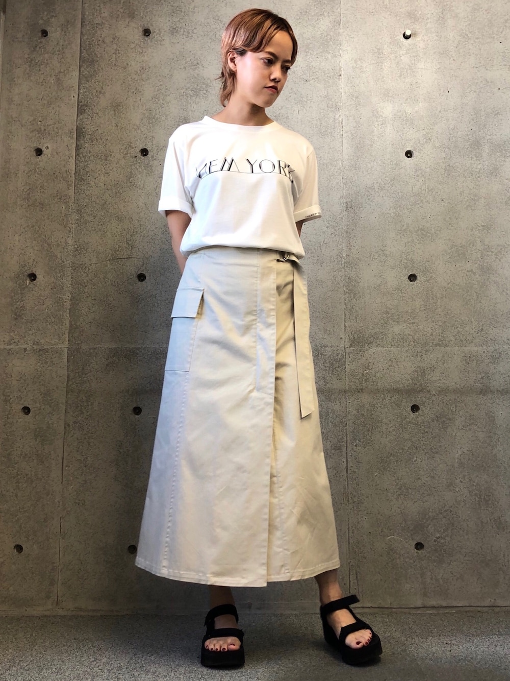 「スカート、スカートコーデ、Tシャツ、T-SHIRT、newyork、ニューヨーク、ootd、outfit、paulstuartadvance」｜「Paul Stuart advanceのNew York Logo Tシャツ（Tシャツ/カットソー、ホワイト系）」を使った、paulstuartadvanceさん（レディース・166cm）の夏コーディネートの1枚目の写真