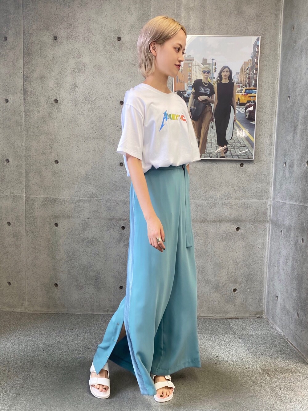「スリットパンツ、スリット、ワイドパンツ、ワイドパンツコーデ、夏コーデ、大人カジュアル、Tシャツコーデ、paulstuartadvance、ootd、outfit」｜「Paul Stuart advanceのAmerica Logo Tシャツ（Tシャツ/カットソー、ホワイト系）」を使った、paulstuartadvanceさん（レディース・166cm）の夏コーディネートの1枚目の写真