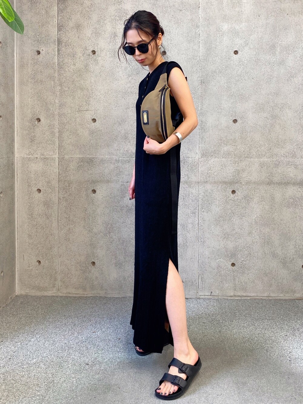 「ニットワンピース、ワンピース、ワンピースコーデ、夏コーデ、大人カジュアル、paulstuartadvance、ootd、outfit」｜「Paul Stuart advanceのHenryボディバッグ（ボディバッグ/ウエストポーチ、ブラック系）」を使った、paulstuartadvanceさん（レディース・156cm）の夏コーディネートの1枚目の写真