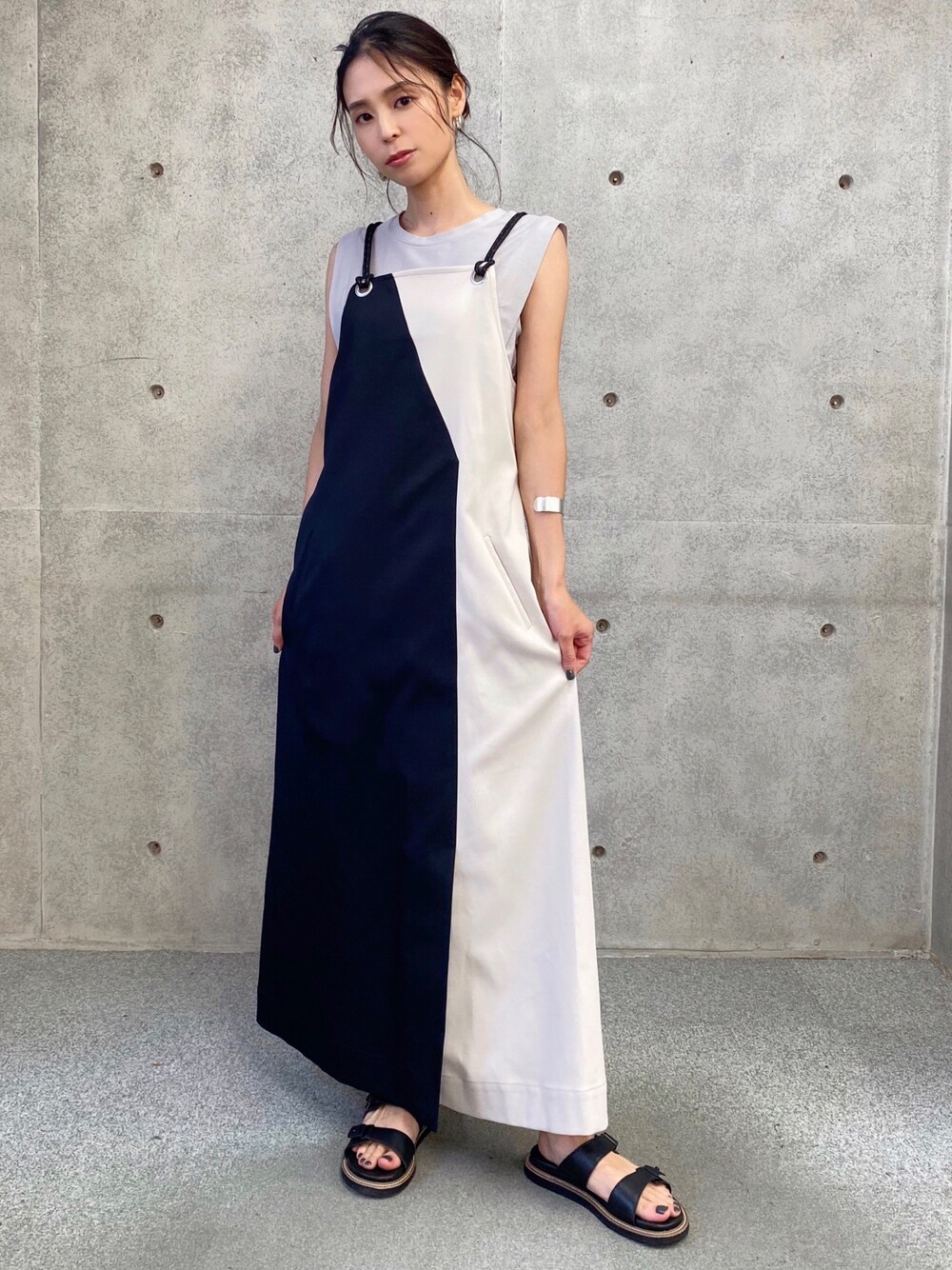 「エプロンワンピース、エプロン、ワンピース、大人カジュアル、大人コーデ、夏コーデ、paulstuartadvance、ootd、outfit、summer」｜「Paul Stuart advanceのCameron（キャメロン）切り替えエプロンワンピース（ワンピース、ベージュ系）」を使った、paulstuartadvanceさん（レディース・156cm）の夏コーディネートの1枚目の写真