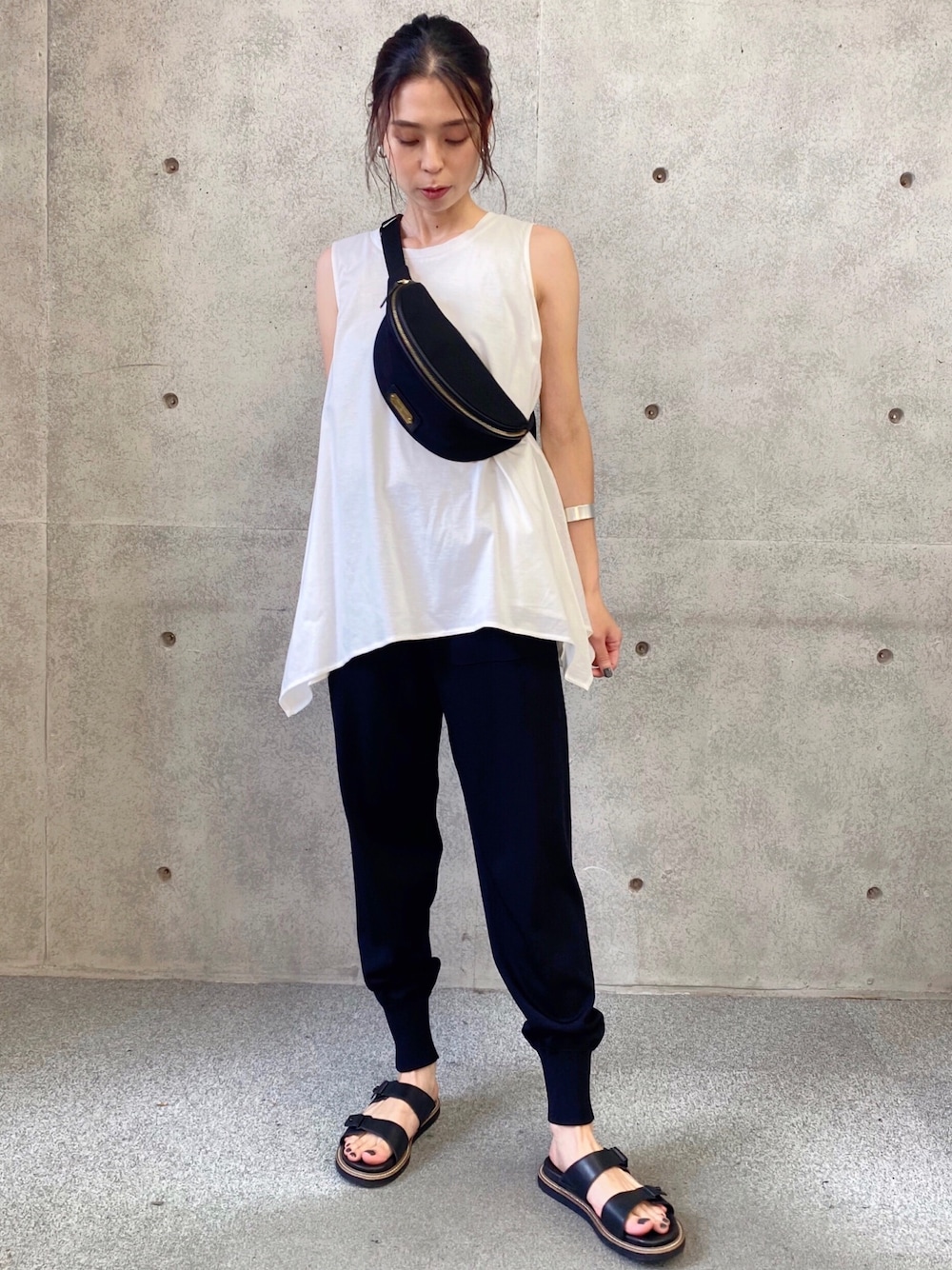 「ジョガーパンツ、ニットパンツ、大人コーデ、大人カジュアル、夏コーデ、パンツスタイル、paulstuartadvance、ootd、outfit、summer style」｜「Paul Stuart advanceのLuna異素材ブロッキングトップス（Tシャツ/カットソー、ホワイト系）」を使った、paulstuartadvanceさん（レディース・156cm）の夏コーディネートの1枚目の写真
