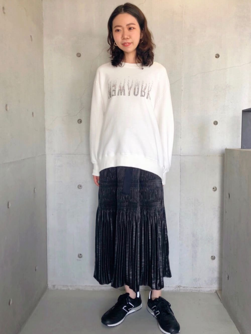 「ジェンダーレス、プルオーバー、newyork、autumn、秋のコーデ、秋新作、プリーツスカート、paulstuartadvance、ootd」｜「Paul Stuart advanceのNew Yorkメタリックロゴプルオーバー（スウェット、ホワイト系）」を使った、paulstuartadvanceさん（レディース・165cm）の秋コーディネートの1枚目の写真