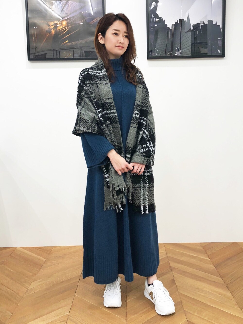 「チェックマフラー、マフラーコーディネート、ニットワンピース、ワンピースコーデ、冬コーデ、大人カジュアル、ootd、outfit、winter、paulstuartadvance」｜「Paul Stuart advanceのチェックマフラー（マフラー、グレー系）」を使った、paulstuartadvanceさん（レディース・160cm）の秋コーディネートの1枚目の写真