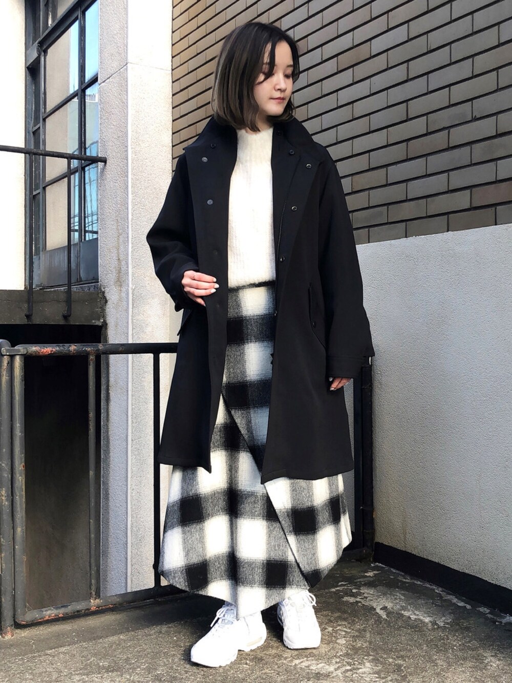 「アルパカニット、チェックスカート、スカートコーデ、コートコーデ、大人カジュアル、大人コーデ、冬コーデ、ootd、outfit、paulstuartadvance」｜「Paul Stuart advanceのMadison（マディソン）MANY WAYエアクロスコート（モッズコート、ブラック系）」を使った、paulstuartadvanceさん（レディース・165cm）の秋コーディネートの1枚目の写真