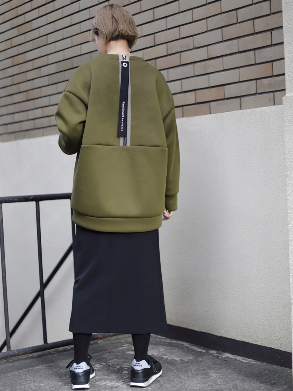 「カーキ、カーキコーデ、カーキトップス、タイトスカート、スカートコーデ、大人カジュアル、大人コーデ、paulstuartadvance、ootd、outfit」｜「Paul Stuart advanceのOriver（オリバー）バックZIPデザインカットソー（Tシャツ/カットソー、グリーン系）」を使った、paulstuartadvanceさん（レディース・166cm）の秋コーディネートの1枚目の写真