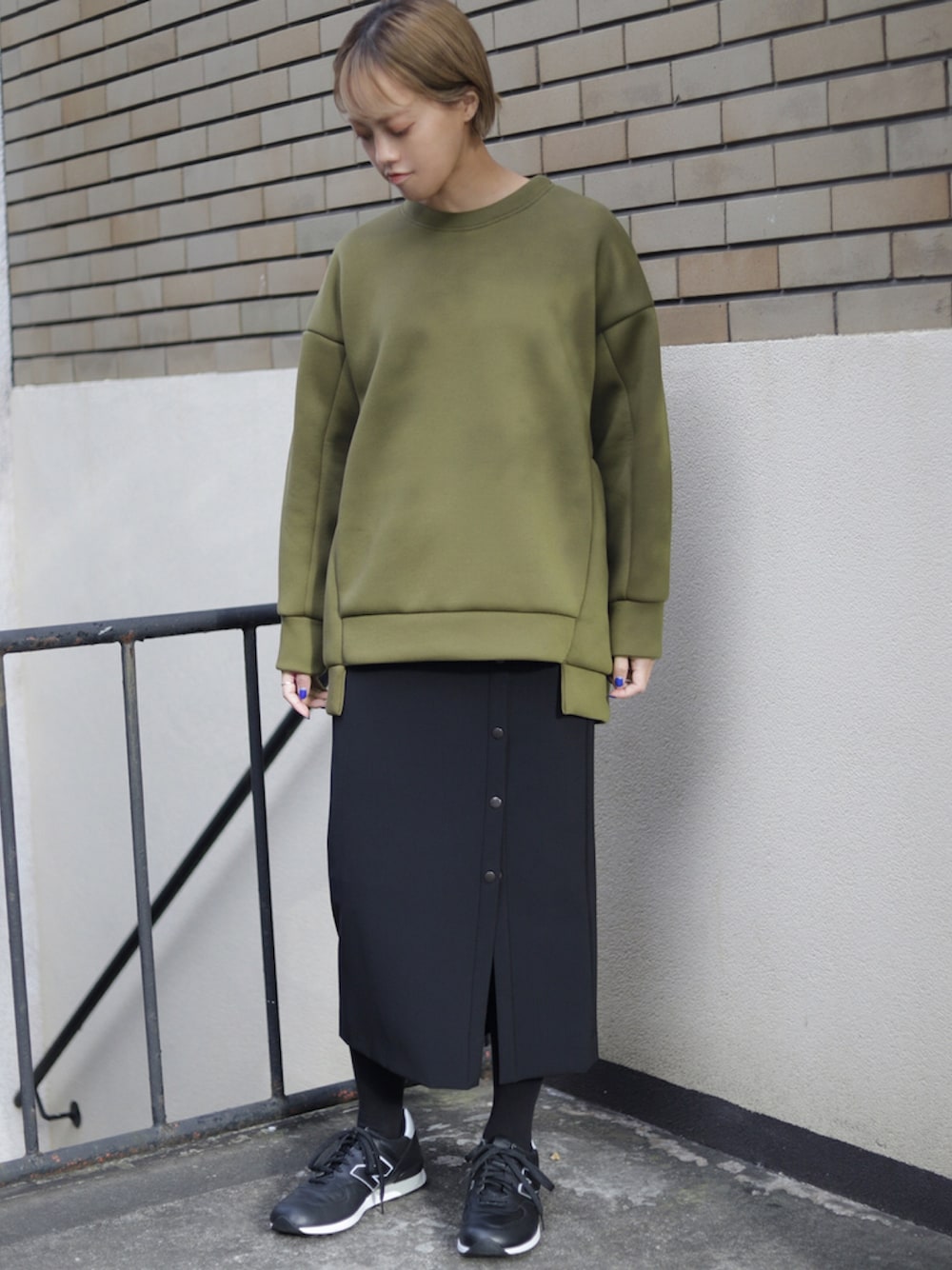「タイトスカート、スカートコーデ、カーキ、カーキトップス、カーキコーデ、大人カジュアル、大人コーデ、paulstuartadvance、ootd、outfit」｜「Paul Stuart advanceのOriver（オリバー）バックZIPデザインカットソー（Tシャツ/カットソー、グリーン系）」を使った、paulstuartadvanceさん（レディース・166cm）の秋コーディネートの1枚目の写真