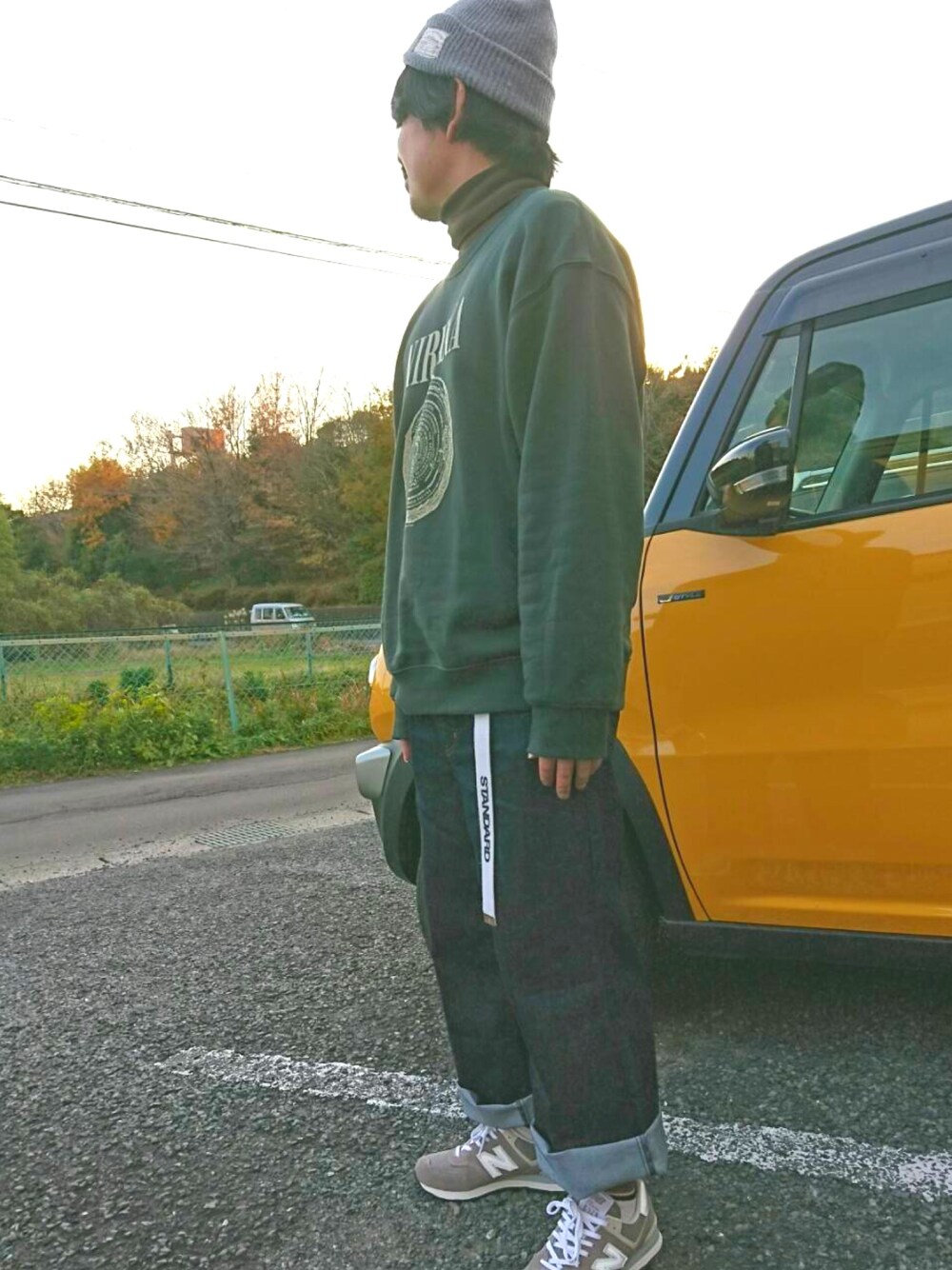 「プチプラ、ニット帽、スウェット、デニムパンツ、スニーカー」｜「GUのアイテム（スウェット、グリーン系）」を使った、まめ太郎さん（メンズ・168cm）の冬コーディネートの1枚目の写真