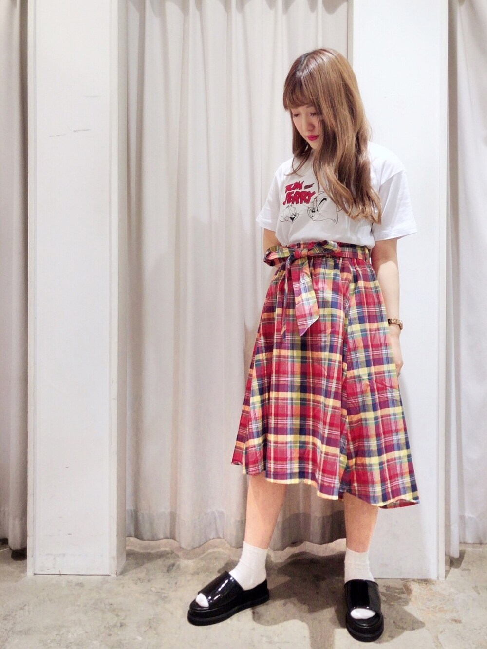 「E hyphen world gallery、イーハイフンワールドギャラリー(E hyphen world gallery)、トムとジェリー、Tシャツ、スカート、チェックスカート、厚底サンダル、ガーリー、シンプルコーデ、おしゃれさんと繋がりたい」｜「E hyphen world galleryの・トム&ジェリーTシャツ（Tシャツ/カットソー、ホワイト系）」を使った、ayano♡さん（レディース・155cm）の春コーディネートの1枚目の写真