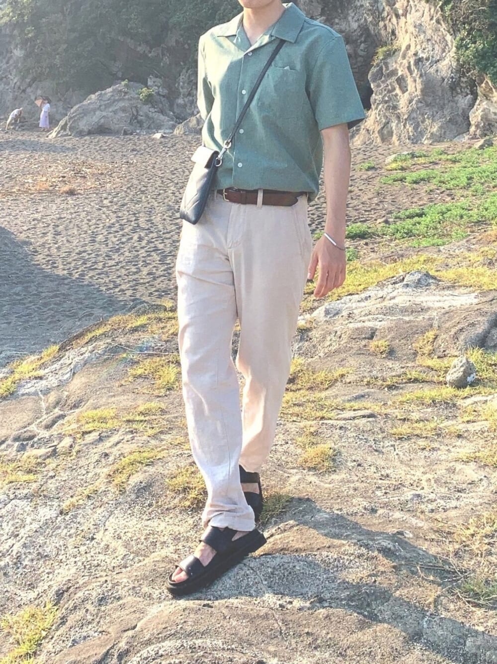 「夏コーデ、白パンツ」｜「MONO-MARTのポリトロリラックスオープンカラーシャツ 2020（シャツ/ブラウス、グレー系）」を使った、takumammmmmさん（メンズ・173cm）の夏コーディネートの1枚目の写真