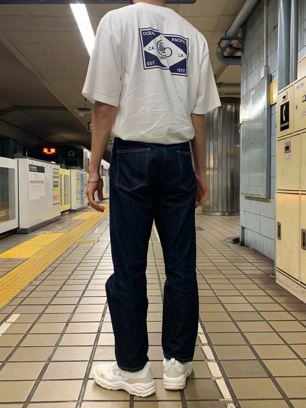 「夏コーデ、デニム、ストレートデニム、バックプリント」｜「Ocean Pacificのアイテム（Tシャツ/カットソー、ホワイト系）」を使った、takumammmmmさん（メンズ・173cm）の秋コーディネートの1枚目の写真