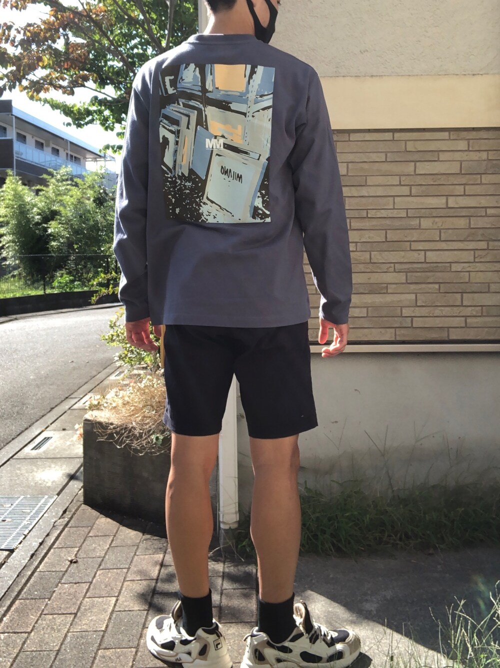 「ロンT、ダッドスニーカー、ハーフパンツ」｜「JOURNAL STANDARDのアイテム（Tシャツ/カットソー、ブルー系）」を使った、takumammmmmさん（メンズ・173cm）の秋コーディネートの1枚目の写真