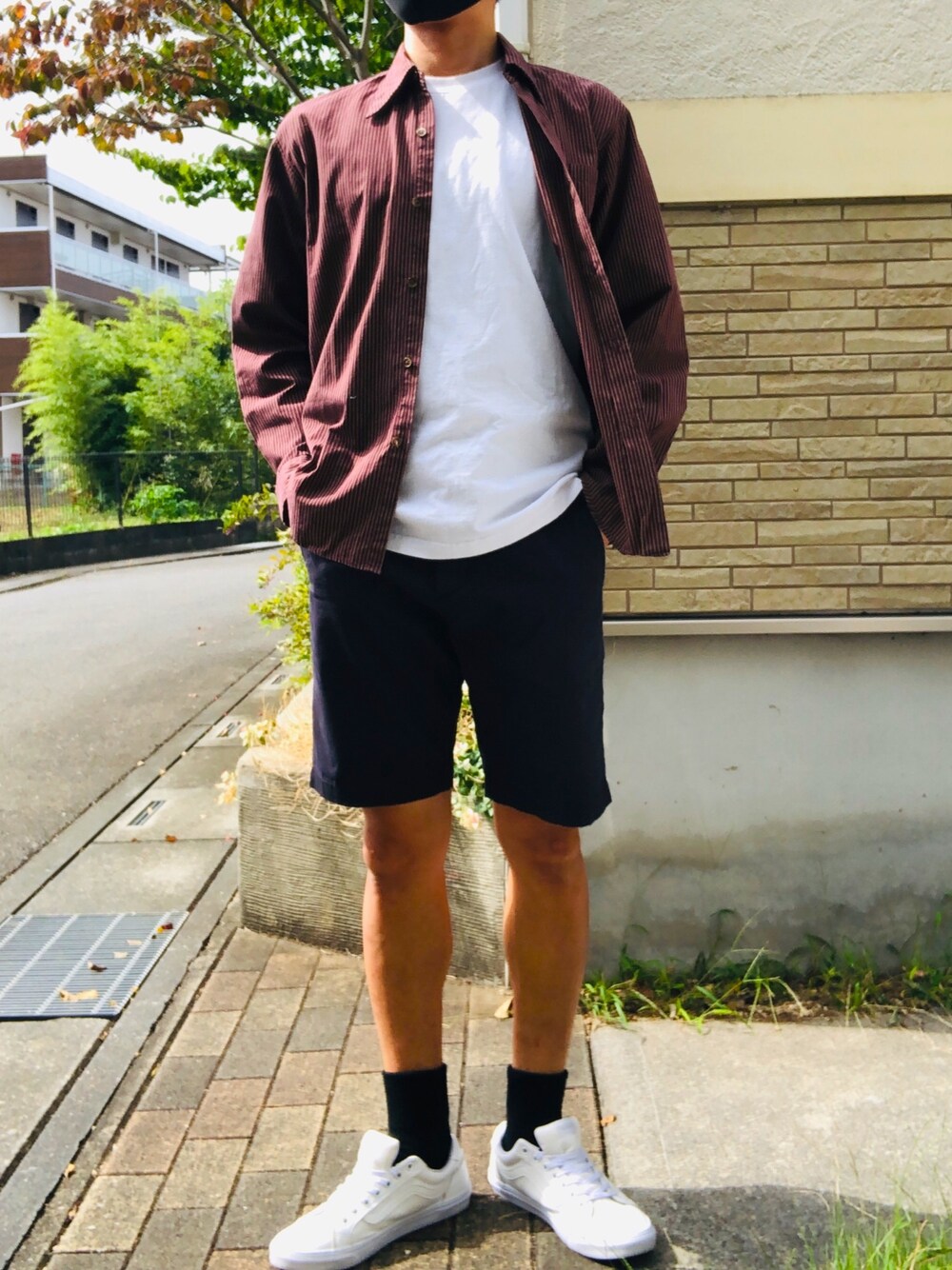 「ストライプシャツ、ワインレッド、ハーフパンツ、シャツスタイル、アキコーデ」｜「古着のアイテム（シャツ/ブラウス、レッド系）」を使った、takumammmmmさん（メンズ・173cm）の秋コーディネートの1枚目の写真