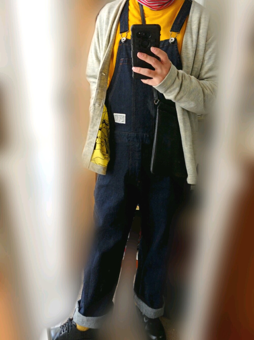 レッド系のTシャツ/カットソー、グレー系のカーディガン/ボレロ、ブルー系のサロペット/オーバーオールを着用したメンズの冬コーディネートの1枚目の写真