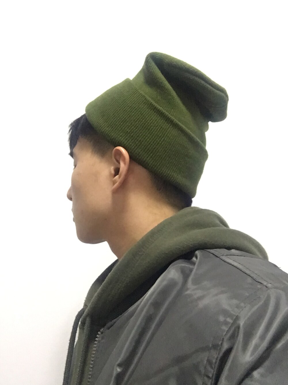 「green」｜「Carharttのアイテム（ニットキャップ/ビーニー、グリーン系）」を使った、Marshallさん（メンズ・168cm）の冬コーディネートの1枚目の写真