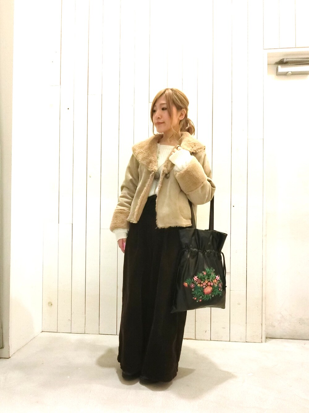 「冬、シンプルコーデ、アウター、ベージュ、ムートンコート、黒、刺繍、トートバッグ、低身長、イーハイフンワールドギャラリー(E hyphen world gallery)」｜「E hyphen world galleryのムートンショートコート（ムートンコート、ベージュ系）」を使った、suika☺︎さん（レディース・150cm）の秋コーディネートの1枚目の写真