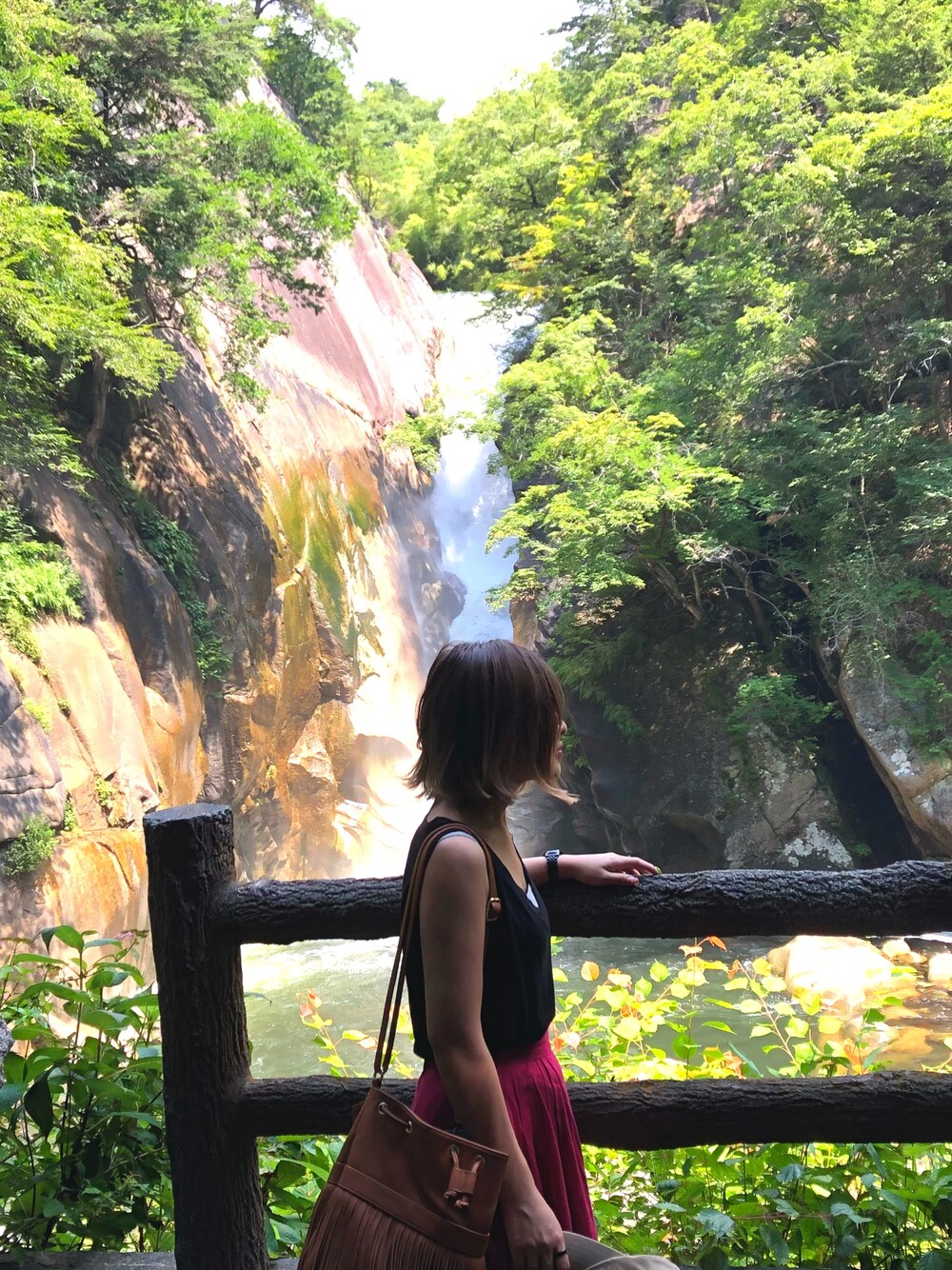 ピンク系のスカートを着用したレディースの夏コーディネートの1枚目の写真