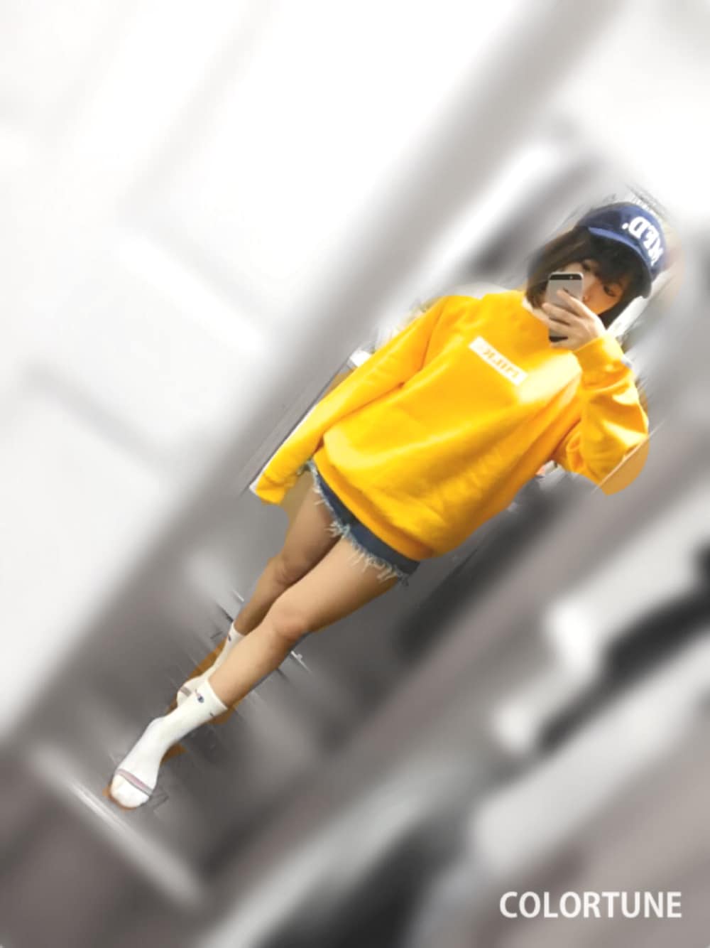 「トレーナー、ショートデニム、ハイネック、ヒートテック、キャツプ、MILKFED.、NIKE、イエロー、オレンジ、ネイビー」｜「MILKFED.のBB CAP MFD（キャップ、ブルー系）」を使った、mizcaさん（レディース・145cm）の冬コーディネートの1枚目の写真